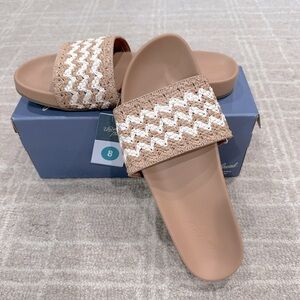 UNIVERSAL THREAD • Chloe Raffia Slide Sandals in Tan